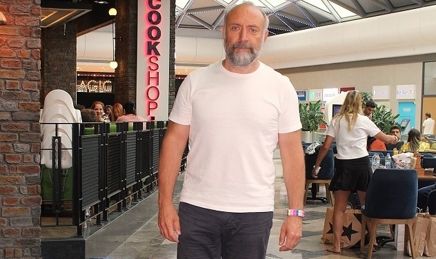 HALİT ERGENÇ  ŞU SIRALAR BOL BOL SENARYO OKUYORUM