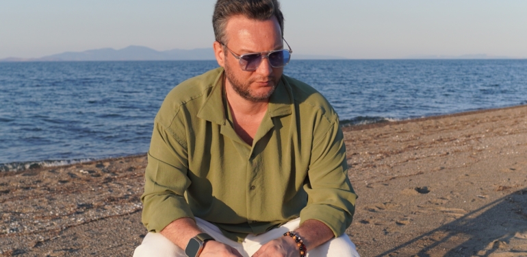 ERHAN GÜLER’DEN MÜZİK DÜNYASINA YENİ SÜRPRİZ: “SENSİZ BİRİYİM”