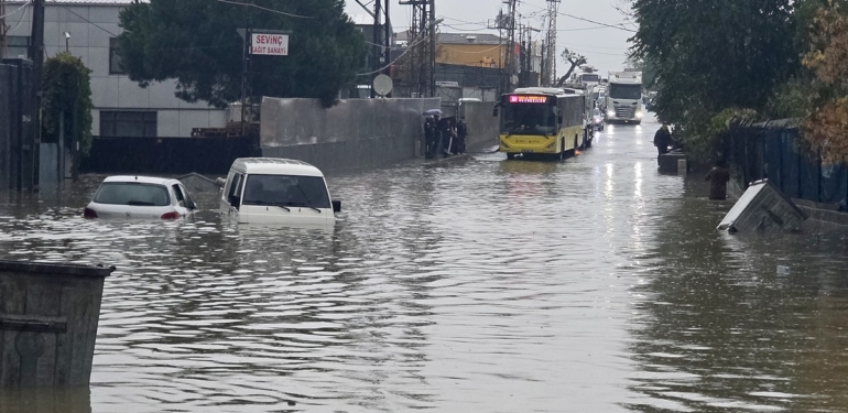 İstanbul’daki Sağanak Yağmurda Ölü Sayısı 2’ye Yükseldi: Balat’ta 14 Yaşındaki Çocuk Akıma Kapıldı